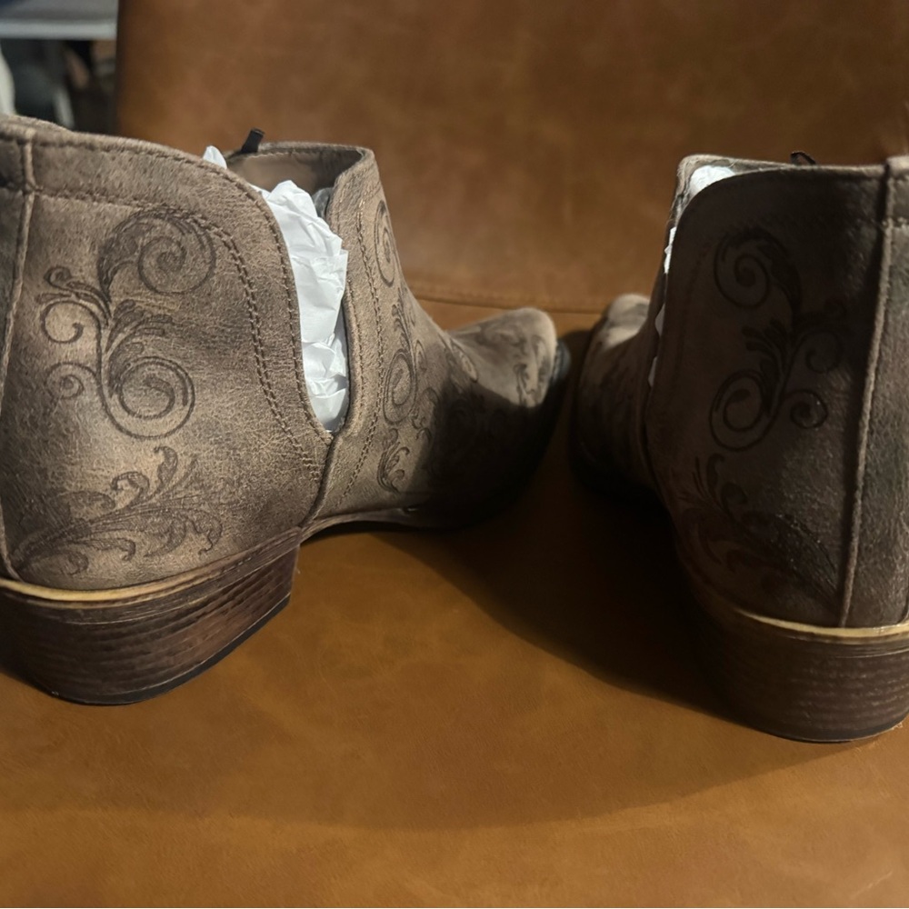 Roper Brown Ankle Booties with Floral Design - Picture 3 of 6